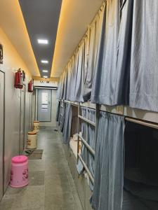 孟买Rest Inn Hostel Dormitory的走廊上设有储物柜的蓝色窗帘