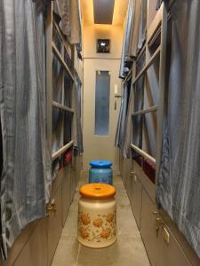 孟买Rest Inn Hostel Dormitory的带卫生间的浴室位于带摊位的客房内。