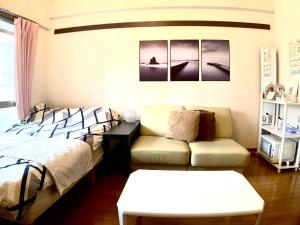 福冈Diamante Yakuin - Vacation STAY 71963v的一间卧室配有一张床和一张沙发