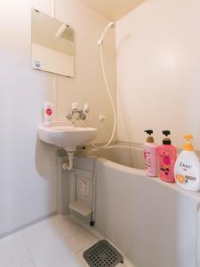 福冈Diamante Yakuin - Vacation STAY 71963v的浴室配有盥洗盆和浴缸。