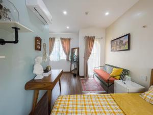 岘港NẮNG House的客厅配有床和沙发