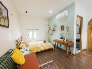 岘港NẮNG House的小房间设有一张床和一张桌子