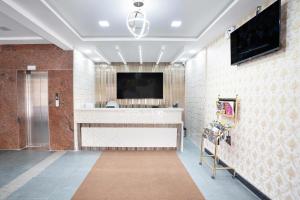 班加罗尔Treebo Trend Galaxy Kings Suites - Hebbal的一间带电视和台面的客厅