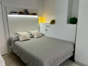 Alfara del PatriarcaSTUDIO Palomar - PalomarGroup的一间卧室配有一张带两个枕头的床