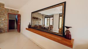 基加利ROOFTOP VIEW APARTMENTS REBERO的客厅墙上的大镜子