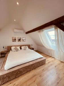 多斯滕Dachgeschoss-Maisonette-Apartment mit Klimaanlage的一间卧室设有一张大床和一个大窗户