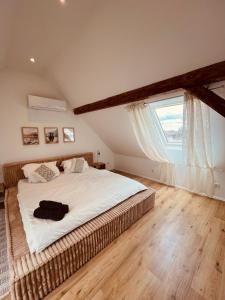 多斯滕Dachgeschoss-Maisonette-Apartment mit Klimaanlage的一间卧室设有一张大床和大窗户