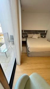 波尔图Coruja’s House AL OPO的一间卧室设有一张床和一个窗口