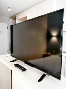 宾茨尼福桑巴酒店公寓的白色桌子上的大屏幕平面电视