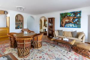 卡波圣卢卡斯Villa Calafia Spacious Home w Private Tennis的客厅的墙上挂有豹画