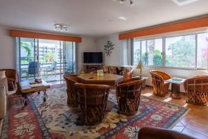 卡波圣卢卡斯Villa Calafia Spacious Home w Private Tennis的客厅配有桌椅