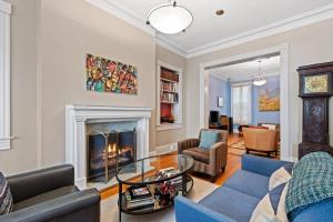 华盛顿Capitol Hill Homestay Convenient to H St的客厅设有蓝色的沙发和壁炉