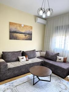 斯库台Sol Apartments - 2 Bedrooms的客厅配有沙发和桌子