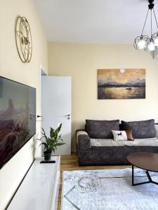 斯库台Sol Apartments - 2 Bedrooms的带沙发和电视的客厅
