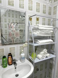 斯库台Sol Apartments - 2 Bedrooms的浴室配有盥洗盆、镜子和毛巾