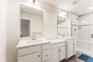 BrambletonAshburn 4-BR Homestay Close to Dulles & METRO的白色的浴室设有两个盥洗盆和大镜子
