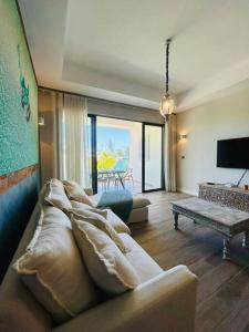 贝尔马尔Summer beachfront apartment的带沙发和电视的客厅