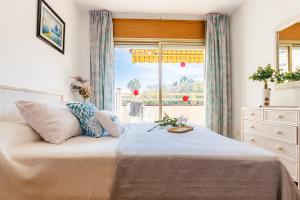 萨洛科尔多瓦阿里萨尔公寓的一间卧室设有一张床和一个窗口