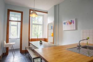 格拉斯哥Modern, Light-filled and Sleek West End Apartment的厨房配有水槽和木桌