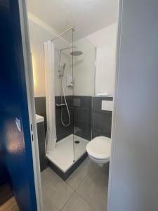 德勒Kyriad Direct Dreux的带淋浴和卫生间的浴室