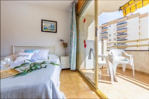 萨洛科尔多瓦阿里萨尔公寓的一间卧室设有一张床,享有阳台的景色