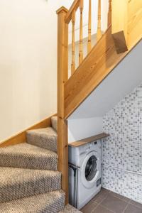StoughtonFlat in Guildford的楼梯下面的楼梯,带洗衣机