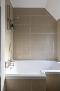StoughtonFlat in Guildford的浴室配有白色浴缸和水槽
