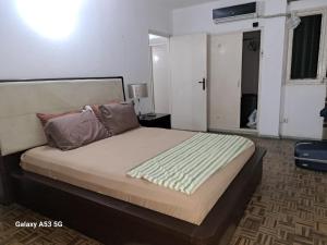 贝拉Yulendo的一间卧室配有一张大床和枕头