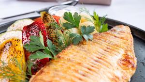 索普隆玫瑰园酒店&餐厅的上面有鱼和蔬菜的食品