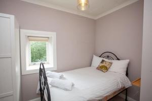 格拉斯哥Bright Spacious 3 Bed Flat的一间小卧室,配有床和窗户