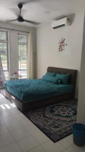 JeliJeli Heights Hill Homes的一间卧室配有绿色的床和地毯