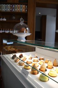 阿瓦隆Le Moulin Des Ruats的装有不同种类糕点的展示盒
