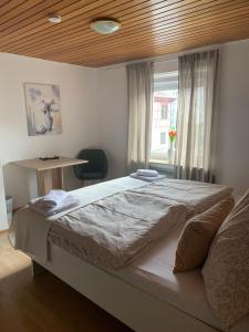 索嫩比赫尔Pension zur Sonnenalb的一间卧室设有一张带木制天花板的大床