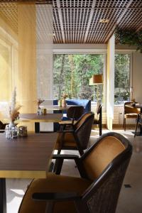 阿瓦隆Le Moulin Des Ruats的客厅配有沙发和桌椅