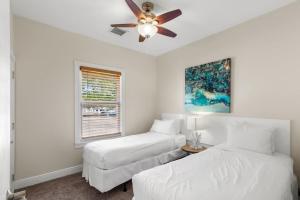 基韦斯特Mesa House, Dos by Brightwild-Unreal Location的白色卧室配有两张床和吊扇