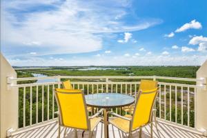 基韦斯特The Salt Cay by Brightwild-Modern & Pet Friendly的设有一个配有桌椅并享有美景的阳台。