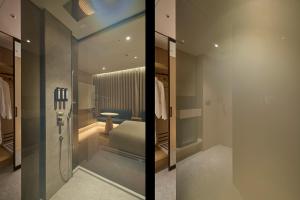 首尔Mayfield Hotel Seoul的浴室的两张照片,带玻璃门