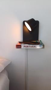 科英布拉HI Coimbra - Pousada de Juventude的一张桌子,上面有书和灯