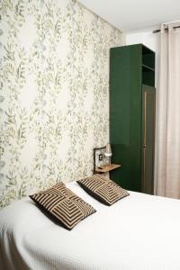 莱昂HOSTEL RUA 35的一间卧室配有一张床和一个绿色的橱柜