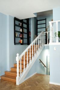 莱昂HOSTEL RUA 35的拥有蓝色墙壁和木地板的楼梯