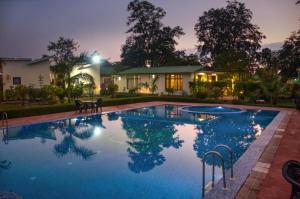 兰纳加De Floresta Resort的夜间在房子前面的游泳池