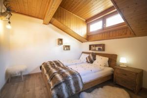 施库尔Meis Chalet的一间卧室设有一张床和木制天花板