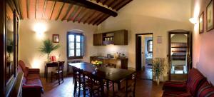 菲利内瓦尔达诺Palagina la cascina的厨房以及带桌椅的起居室。