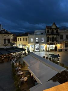 比托拉Magnolija Apartments的享有城镇广场的夜间景色