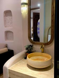 河内The General's House的浴室内的盥洗盆和镜子