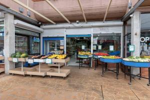 悉尼Lidcombe Boutique Guest House near Berala Station的陈列着许多水果和蔬菜的商店