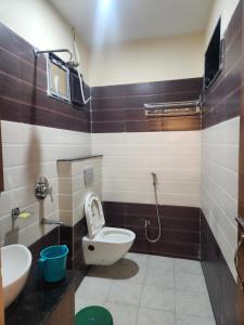 SiwānHotel Grand Patliputra的一间带卫生间和水槽的浴室