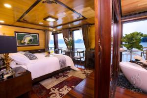 下龙湾Hera Cruises Group on Ha Long Bay的船上的卧室配有一张床和浴缸