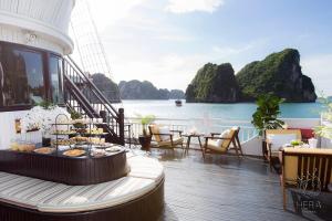 下龙湾Hera Cruises Group on Ha Long Bay的游轮上享有水景的阳台