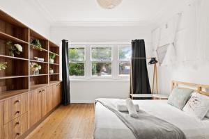 悉尼Double Room in Sans Souci SHARED HOUSE- 2的一间卧室设有一张床和一个大窗户